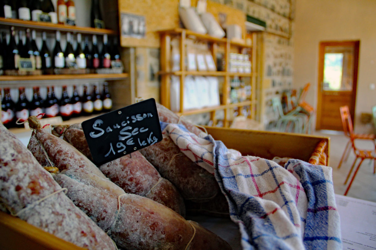 Les fromages de la Ferme de l'Espoir sont disponibles à la boutique de Saint-Nizier-d'Azergues, en grande distribution et boutiques de circuits courts